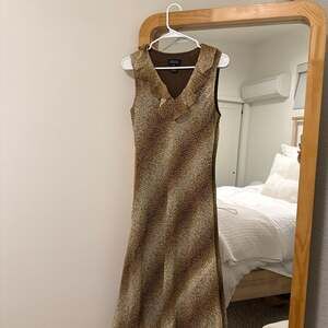JONES NEW YORK SIGNATURE NWT SLEEVELESS DRESS SIZE 4 CREW NECK BROWN ANIMAL 019